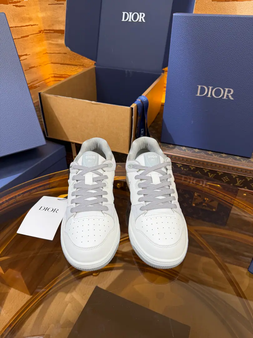 Top version full package DiorDio.B57A series of recreational sneakers.CDSkis. Original procurement development Make the goods. This one. B57 The Chinese sports shoe is a new series of men's spring suits., Reconstructing basketball shoes., Become Dior A classic one.. It's carefully crafted using grey and white smooth cow leather., Sides are in rice and black. Oblique Mark sign. Shoe tongue., Shoes under and behind the backs, so as to improve the tone with a variety of features., And the perforated details., The artery and rubber plate are more of a charm for the motion of its sports style.. With a pair of rubber shoes., It's a mix of costumes., Make a fine shape.. Send a cabinet for fine packaging🛍📦 ▪️Fabulous.: Original custom-made cow skin+ ObliqueOld bouquet. ▪️Uchi.: The original is custom-made in the air. ▪️Otsumi!: Original OpenTPUGroup Bottom ▪️Bottom: 3CM ▪️Size: Codes39-45