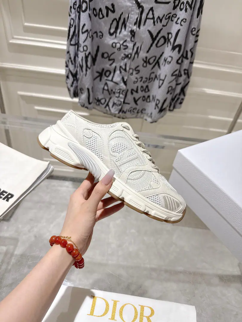 🏧𝐃𝐢𝐨𝐫Top Quality Full New Series Classic.👫Couples with a head tow their leisure shoes. The prototype is a model. The details are welcome. The original shoe face of the grid. It's a nice airnet. OriginalEVAThe soles are so light and soft.！ Male and Female Code:35-45 [Women40.41/Men45Make a reservation.]