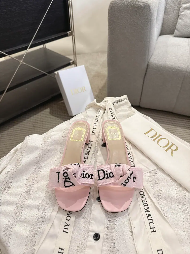 High heels Dror2026♪ Spring and summer ♪ CD•Mrs. Dior has a butterfly on her skin slippers. Christian Dior has always been a gorgeous and elegant noun., In fashion, the top of the world.👍 Especially worth mentioning.: A salivation.✨Pattern, Re-presentChrstian DiorOne of the precious symbols.✅ Original version*Full package More than 100 colors. ◽️Shoe.: Top-of-the-line embroidery cotton cloth. ◽️Uchi.: Import of sheep skin ◽️Otsumi!: The original is really leather. ◽️Codes: 35-41 (41Do it.) ⚠️⚠️⚠️Because of the color., Individual colours to be ordered, No, no, no, no, no.