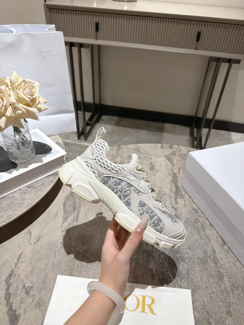 The latest blast. Star money.2026The main thruster. The new Dio. Dior Chrono New leisure sneakers, old dad's shoes. It's really cool., The future is so strong.!Really good.！Once again, the idea of Diocuncupation was played out., Lucky star is good luck for you., It's brand new.EVAThe soles are so light and soft.!The original is perfect.！Full-to-Purpose Material Modular！！35-39(40.41.42Do it.)