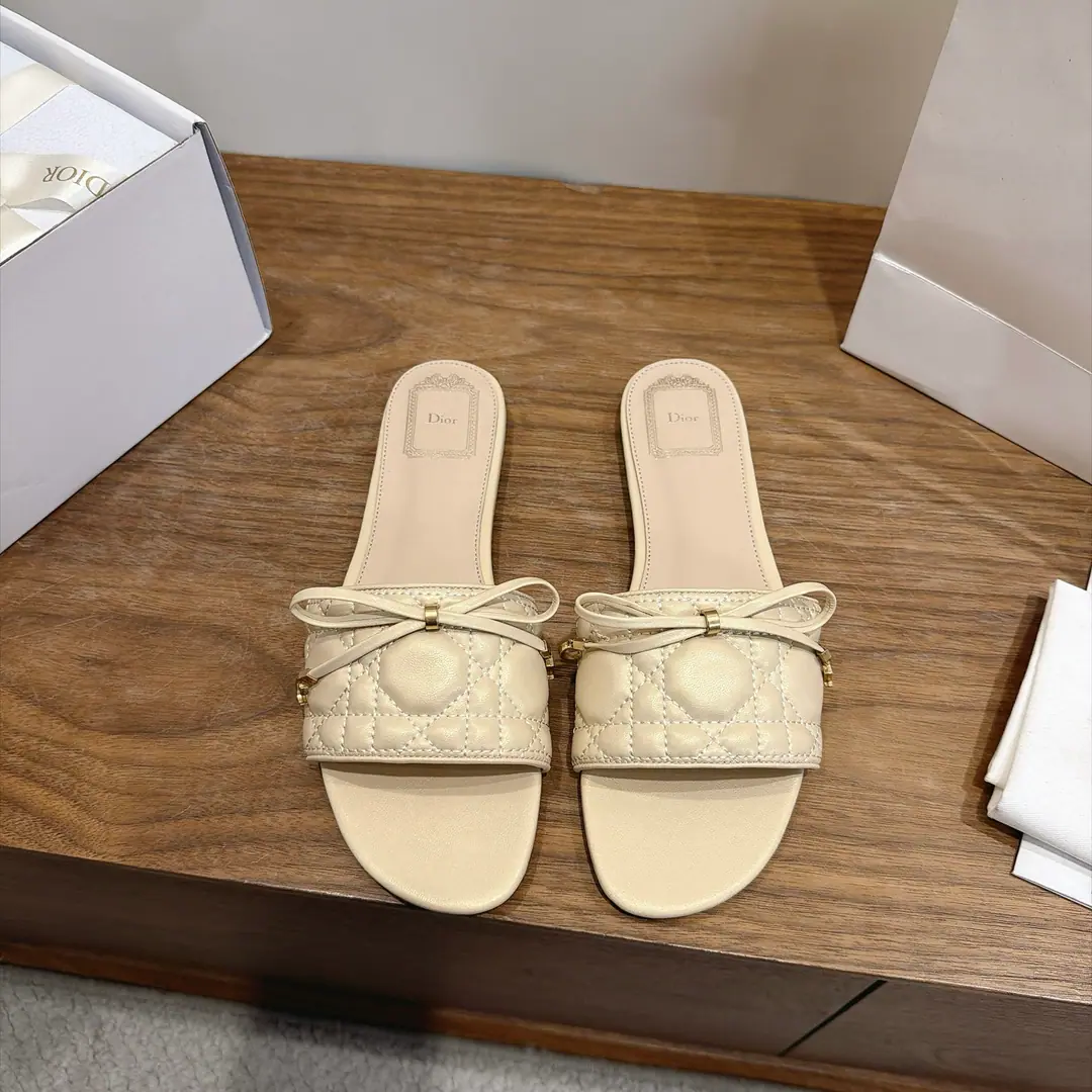 Aircraft box Plant prices:Floor Dio. Dior 2026The early spring new money. CannageThe vine-twilighted electric embroidery and the word-trapped butterfly swags. CDLetterlogoThe hardware is rounded up and the sandals are empty. Market Top Version Material:I'm a mixed-skinned goat.+In the skin of the sheep.+Italy is a big-ass country. He's tall.:Flat size: 34-43(34.40.41.42.43You're gonna have to do it or not.）
