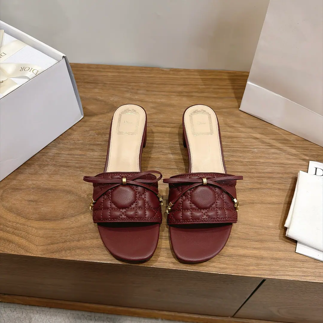 Aircraft box Plant prices:Bold Dio. Dior 2026The early spring new money. CannageThe vine-twilighted electric embroidery and the word-trapped butterfly swags. CDLetterlogoThe hardware is rounded up and the sandals are empty. Market Top Version Material:I'm a mixed-skinned goat.+In the skin of the sheep.+Italy is a big-ass country. He's tall.:4.5CM size: 34-43(34.40.41.42.43You're gonna have to do it or not.）