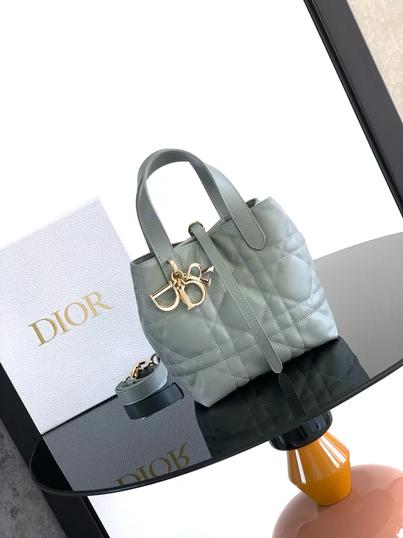 This one. Dior Toujours Tile handbag fashionable, Don't make a single.. It's carefully crafted with a rock-grey leather., I'm gonna use the super-trub line., A wide internal partition would accommodate a variety of daily supplies.. It's got a thin leather belt., I can safely collect all kinds of items., There's another one. CD Lock Letter D knob button, Reconciled on both sides, Raise the tone. Small sizes, Top leather handles with disassembly leather shoulder belts., But the handy., Shoulder or slash. Subject: Cow leather. Refried.: Cow leather. Double-share design: ♪ The thin band and the Christian Dior Paris Tie the pair. CD Lock - Pull! D.I.O.R. The hanger. Internal plug-in bags to place cards Top leather handle. Detachable leather straps. Dimensions: 18.5 x 18.5 x 12 centimetres Numbering:FJA-M2835OSNW 0010