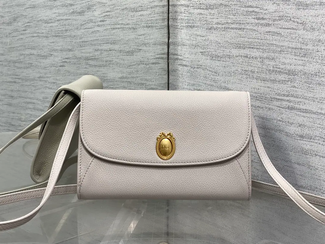 LatestMedaillonSeries A simple, expensive bag., French ellipse mirror It's a French-only grace and romance. The more you look at it, the more you look at it with a granular skin. The shoulder belt can adjust the length. ♪ And the shoulder slants ♪ The back is full of French sweets. 5228 size:23*16*6.5cm 0008