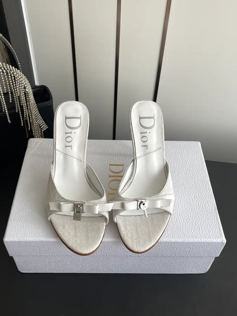 🏧𝐃𝐢𝐨𝐫New paragraph The Chinese key is a high-tock slipper. Princess Fan is a great girl. The color is very colorful. A charming recollection. Summer necessary. It's not just for work, but for regular wear. It's definitely full of freshness.💃🏽 The original shoe face special material Inner sheep's skin. The Italians are so rich. He's tall.8.5cm Codes34-42 [34 40 41 42Do it.]