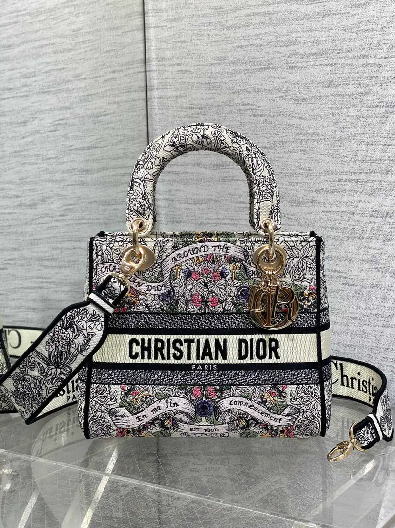 LadyThe latest Autumn and Winter Lucky Series., A simple colored combo., A beautiful embroidery., It's a very bright bag., Large-volume design, Dirt-shaped Godpiece💪🏻, You're a fashionist., Super retro., The capacity is good., Just throw everything in there. size:24*11*20cm 6605 0021
