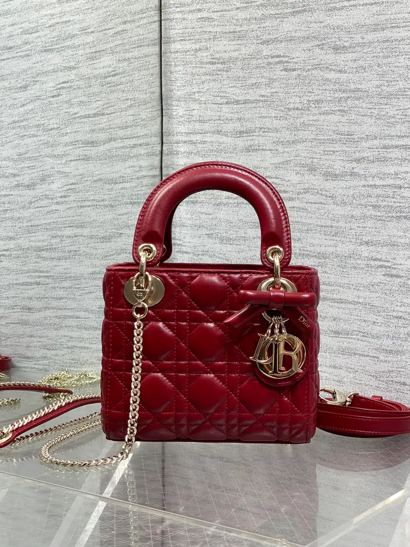 Cherry Red.‼️ Classic LadyThe latest bow.🎀- Daphne bag., A three-pack for a man.😍. ♪ Fascinating graceful and enchanting💃🏻, It's a woman's taste to be a little stomping., Classic fashion style.. insAnd a lot of fashion.iconA bag with a man., Don't miss it.❤️ size: 17*7*15cm 6603