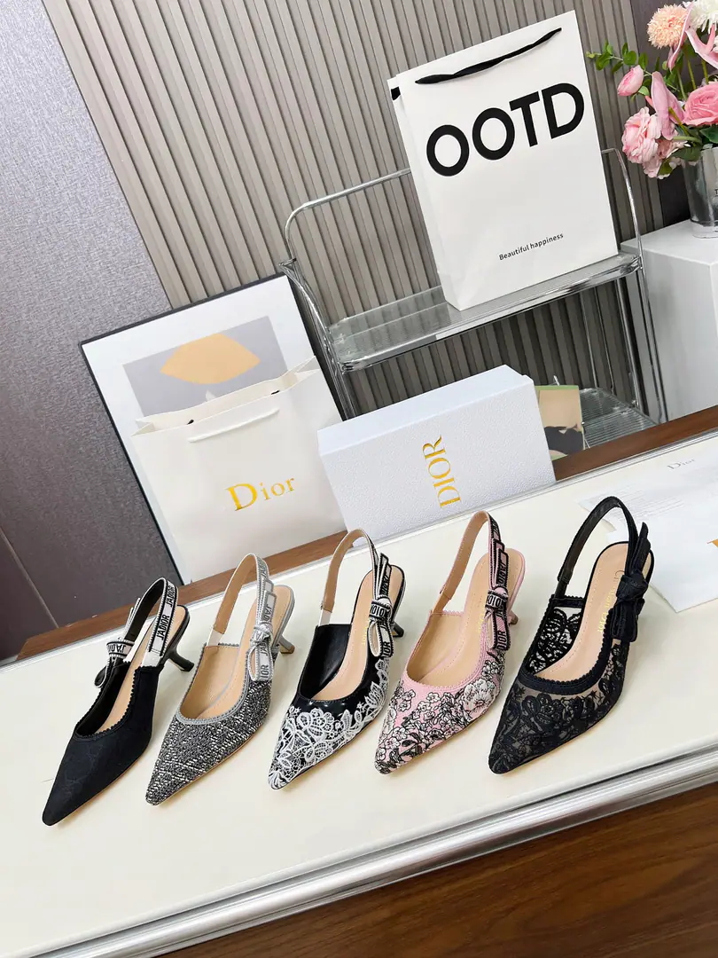 Gum./Python. 🏧𝐃𝐈𝐎𝐑Dio. - A embroidered heels. Embroidery LetterlogoSkins and sandals. The cabinet has a new picture of the flower embroidery.. Original purchase. Specialized materials. The original one-to-one.！ Original Speculated Environmental Pyrome Shoes In top-of-the-sheep skin.+Pure copper hardware button. Size: 34-43 [40.41.42Custom]