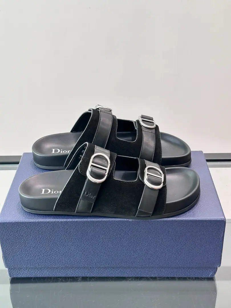Codes38-46 Dior Aqua Shoes. 🩴Fly-feathers. This one's been re-engineered. Dior Aqua The sandals show Jonathan.·Anderson. (Jonathan Anderson) Innovative perspectives, A delicate balance between comfort and leisure.. A stylish leather belt with a stylish cow. CD Tights., Create the desired appliance. And the inside of the foot is light., Soft design, It's the ideal choice for this season's costumes.. Regulator-able band with metal overlay metal buttons Black for feet. PU And the leather inside. Black rubber soles, with a vine tattoo. It's nice.🤩It's so nice.👔