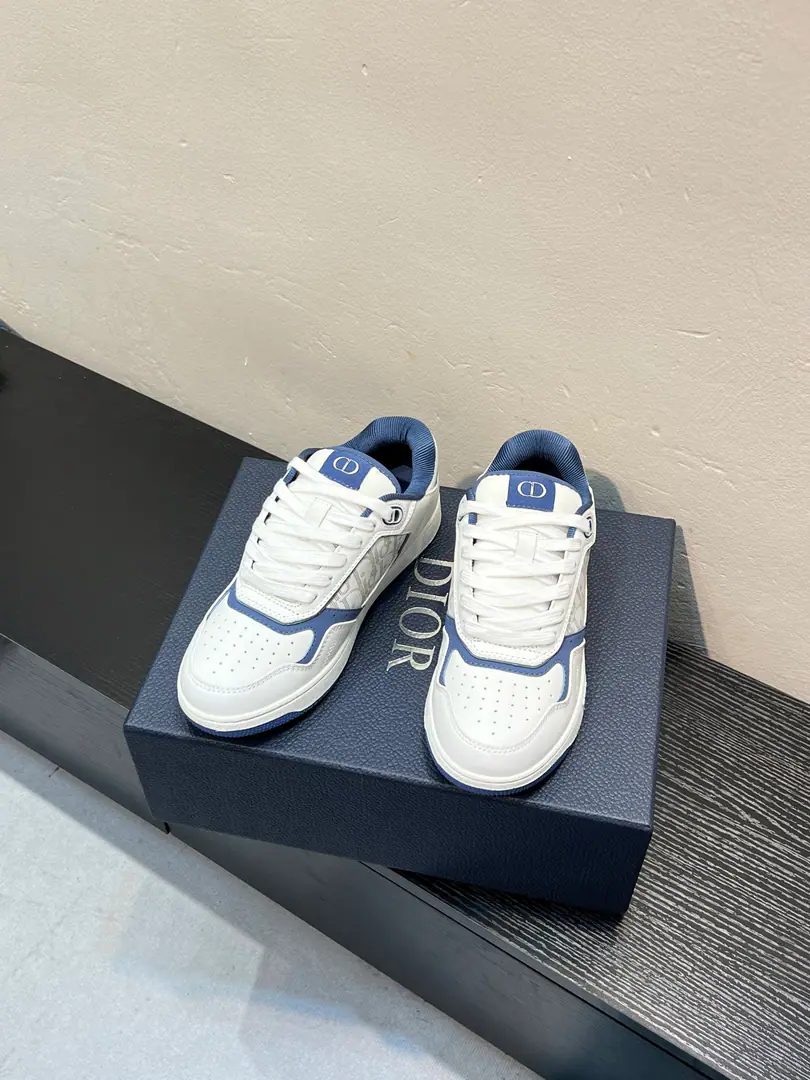 DiorDio.B27Series Couple money. Old flower. Stone tattoos. Leisure Sports shoes Shoes. Original procurement development Make the goods. This one. B27 Low-band sneakers are the newest in the series., Continue Dior The classic style of the. Made with white and gray smooth cow leather, The side is white. Oblique Galaxy Leather Motion. “CD Icon”The shoes are so beautiful and so delicate., Double rubber soles., The back end of the shoe and the heel have branded details., Raise the tone. It's a lot of fashion., It's a color for the different models.. Send a cabinet for fine packaging🛍📦 ▪️Fabulous.: Original custom-made cow skin+ ObliqueOld bouquet. ▪️Uchi.: Customize the air inside. ▪️Otsumi!: Original OpenTPUGroup Bottom ▪️Bottom: 2CM ▪️Size: Female size35-41 Men38-46（Women41 Men45 46Do it.）