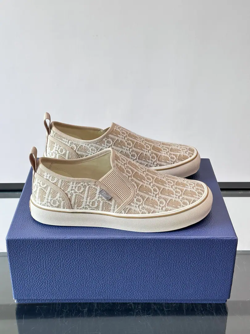Top Version Dior Saltwind Men's leisure shoes.Oblique The print, Jonathan.·Anderson. (Jonathan Anderson) Designed Dior Saltwind I'm not sure I'm a good girl., A new classic sea-coat shoe.. Retro., The details of the rounded shoehead and the Loosen arrest line., Don't make a single., The style is light and comfortable., Yes. Dior A new classic.. It matches the man-styles., Show me the style of fashion.. Cotton➕Technical fabric➕The ricin is a technical fabric., Same-same-same-skinned details Low-ass shoe designs with ballistics. A creamed white rubber shoe under the bottom. Dior Mark patchTPU Outside, the vine tattoo. Sterling Structure, Inline dustproof bags📦 size: 39-44（38.45.46Custom）