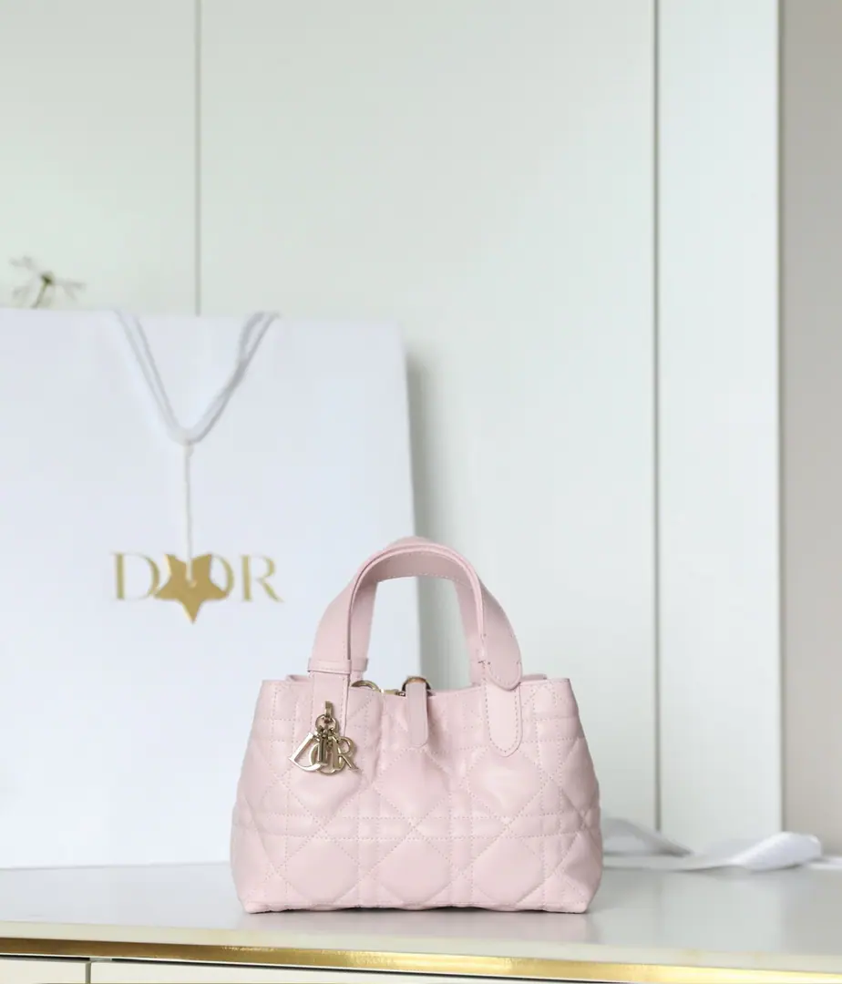 💕D!～💕Native trumpetꫛꫀꪝ 【Upgrade】𝚃𝚘𝚞𝚓𝚘𝚞𝚛𝚜Cross-sections Two-line sewing of the inside bag, One-line bag. The show was a great show in the summer of the 2023 series., It's a very practical design for leisure.. It's made with white cow leather., A wide internal layer with small bags., I can get a full collection of everyday supplies.. There's a leather band., I can safely collect all kinds of items., There's another one.CD Lock Letter DTurn the button on., Reconciled on both sides, Raise the tone. Medium, The leather handle has a finer detail., - You can carry it with your hand or shoulder. Dimensions: 23 x 14 x 12 cm