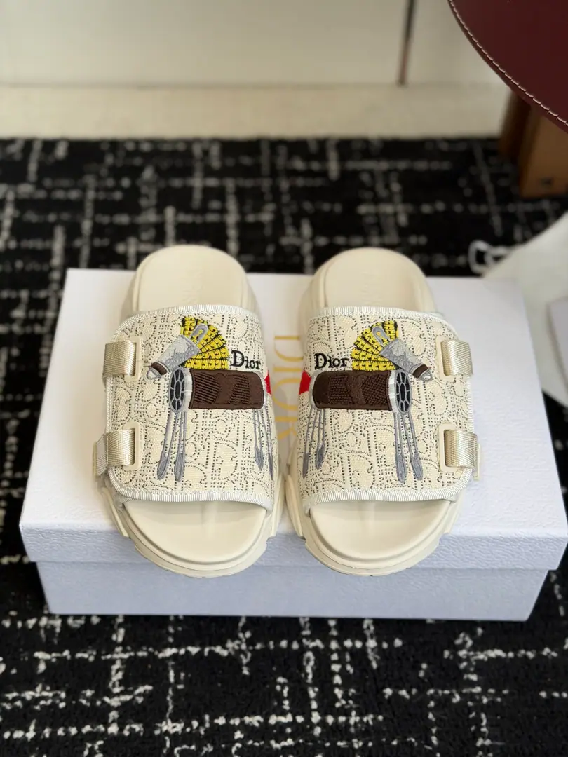 Batch Dior Dio. 26 new arrival Thick Shoes. D- Home-- - Tight slippers., Jane's atmosphere., Shoe-face custom-made old flower noodles.-The match is gold."ChristianDior"Mark, It's full of brands. The thickest design is higher and more comfortable., It's for long.. Shoe bottom smoothing., Every day, out and on vacation.OK!You can fly a dress and a casual pair of pants., Spring and summer seasons, we'll have to have a single., Fashion and practical., It's easy to get a better sense of compatibility. Size: 35-41（40 41I'll make sure I don't change it.)