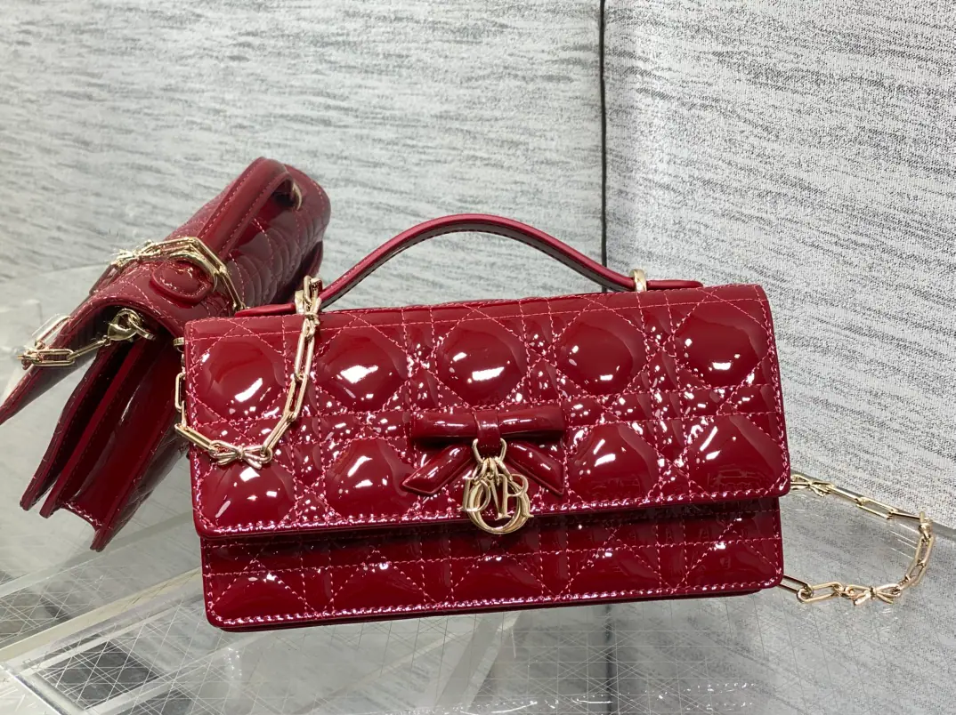 Current‼️ The newest butterfly chainer in the brick cabinet.🎀Signal vine grooves, A classic letter-and-letter strap.🎀👏, A new handle design., With soft sheep skin., Elegance and fashion.🙋, The brightest part is the beautiful pearl chain.😁, Make the whole bag even more sophisticated., Multiple layers and slots inside, A beautiful, practical one.😍 size:21*11*5cm 0502
