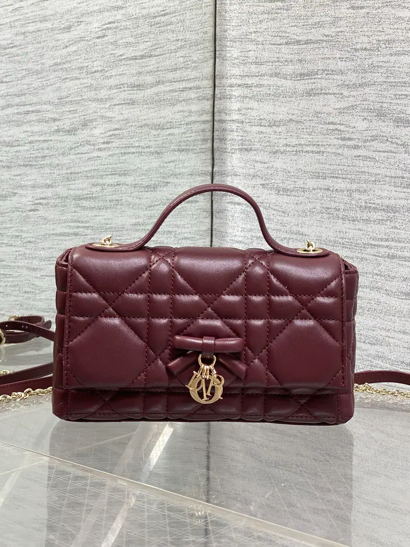 It's a wine and red spot.‼️ The newest VV chain in the brick cabinet.WOC Signal vine grooves, The classic letter hanging. A special butterfly knot design., With soft sheep skin. Elegance and fashion., The bright spot is the beautiful bow chain. Make the whole bag even more sophisticated., Multiple layers and slots inside, A beautiful, practical one. size: 21*11.5*7cm 5840 0007