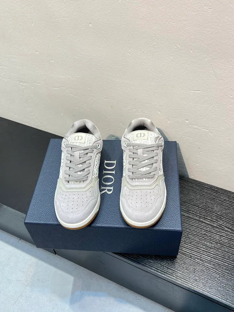 DiorDio.B27Series Couple money. Old flower. Stone tattoos. Leisure Sports shoes Shoes. Original procurement development Make the goods. This one. B27 Low-band sneakers are the newest in the series., Continue Dior The classic style of the. Made with white and gray smooth cow leather, The side is white. Oblique Galaxy Leather Motion. “CD Icon”The shoes are so beautiful and so delicate., Double rubber soles., The back end of the shoe and the heel have branded details., Raise the tone. It's a lot of fashion., It's a color for the different models.. Send a cabinet for fine packaging🛍📦 ▪️Fabulous.: Original custom-made cow skin+ ObliqueOld bouquet. ▪️Uchi.: Customize the air inside. ▪️Otsumi!: Original OpenTPUGroup Bottom ▪️Bottom: 2CM ▪️Size: Female size35-41 Men38-46（Women41 Men45 46Do it.）