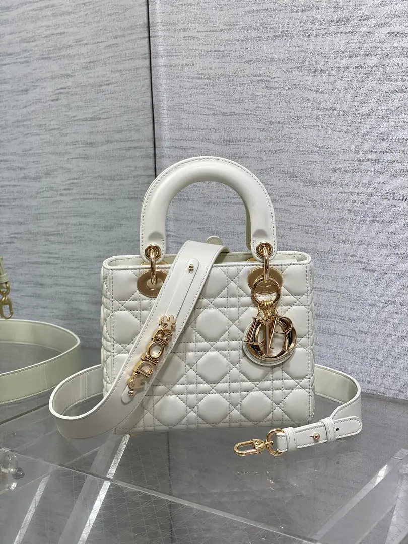 Four-leg white spot.‼️ LadyDaphne 4x4 series, Spring and summer's latest color., Qing-Cing's new style🆕, With the latest letter shoulder belt.😋, And even more., Letter Distribution6One.⚠️, The babies can pick their buttons at their own will.🙋🏻, No need for a whole set of matches. size:20*8*17cm 6604 0001