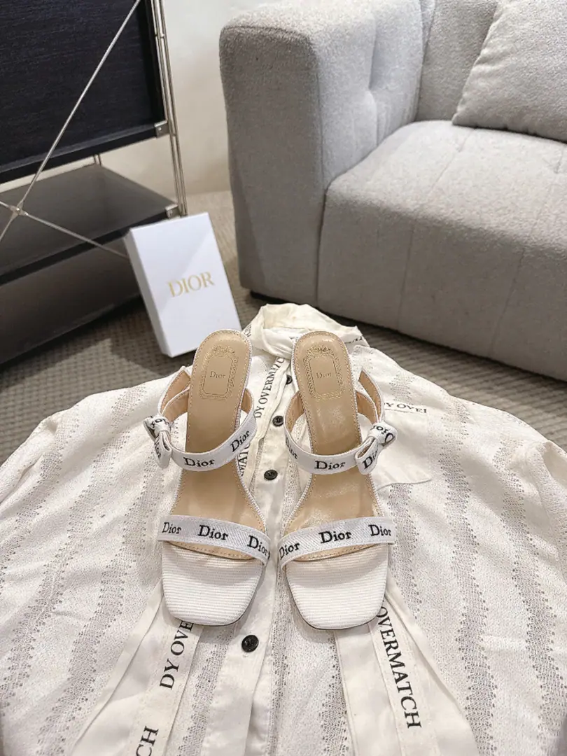 Get out of the factory. J'ADIOR Dio. Dior 2026 The New Spring Series.DentelleHigh-sheetahed female shoes. The star is the same.CDLetterlogoA 3-D embroidery with a tanning sandal. Market Top Version Material:Imported electrocution, water-water-consolated cotton technology for shoe surfaces+In the skin of the sheep.+Italy is a big-ass country. He's tall.:9.5cm size: 35～41, （40.41Customize or not change）