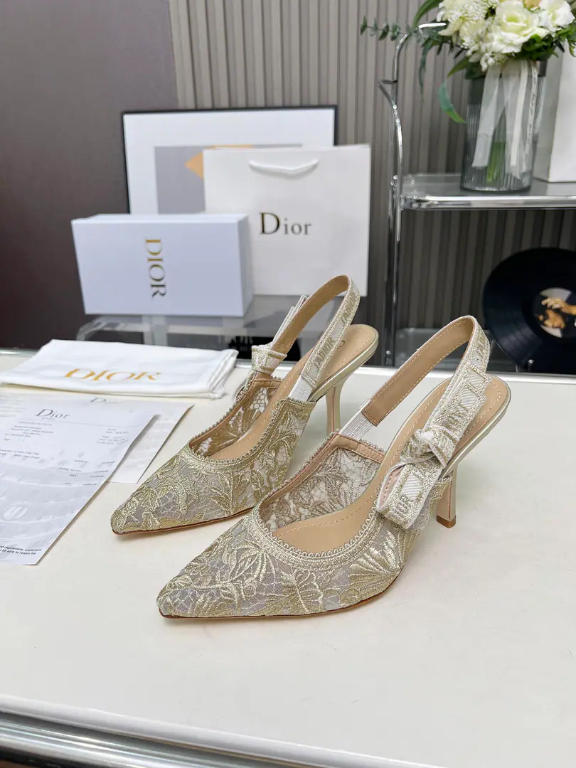 Gum./Python. 🏧𝐃𝐈𝐎𝐑Dio. - A embroidered heels. Embroidery LetterlogoSkins and sandals. The cabinet has a new picture of the flower embroidery.. Original purchase. Specialized materials. The original one-to-one.！ Original Speculated Environmental Pyrome Shoes In top-of-the-sheep skin.+Pure copper hardware button. Size: 34-43 [40.41.42Custom]