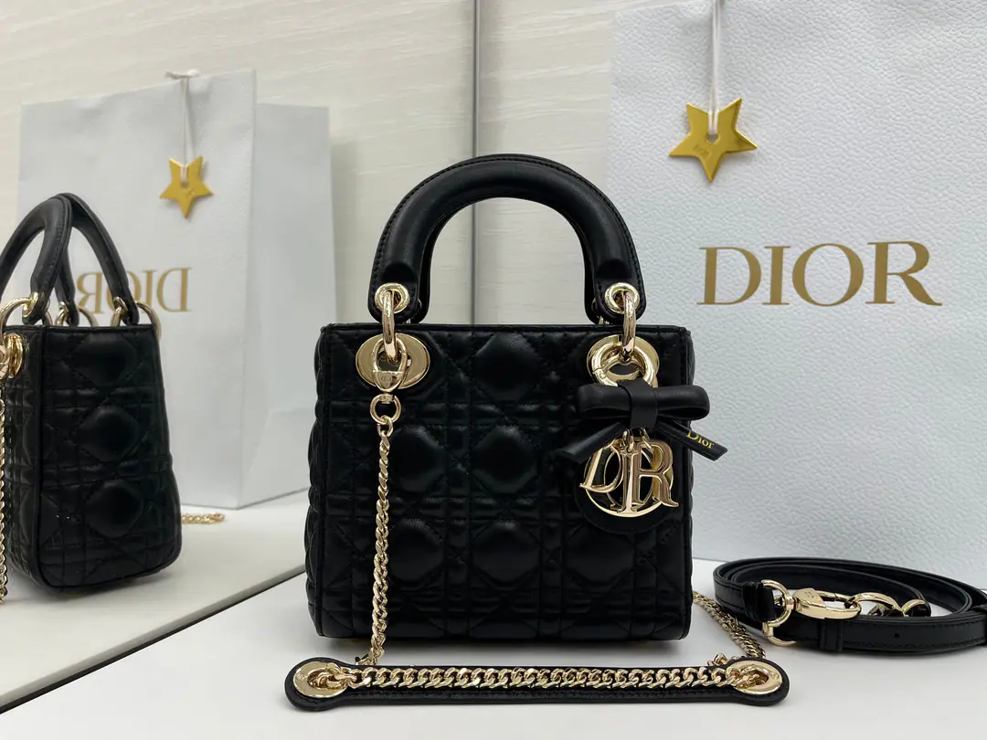 Top First List Butterfly knots.🦋Lady Dior Three., The classic "Fancy Bag" is a collection of the best. Dior A profound insight into grace and beauty.. It's a very elaborate work., Make a good look at the vine-twice. Sew the details., The design of the noble classics has been long and long.. Metals on a stylish face“D.I.O.R.”The hanger., Add a touch of the fine contour.. Mini-style., With a detachable chain shoulder belt., But the handy., Shoulder or slash, It's the ideal date for the evening costume.. Dismantled straps., But with other straps of embroidery., Dimensions: 17×15×7cm, Encoding6603 0009