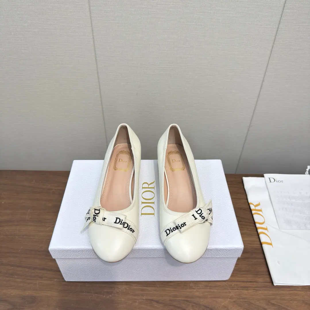 DIOr 26ss New paragraph Butterfly knots.🎀 Heel-shoes. Mary Jane's shoes. Ballet shoes. High Version DiorThe butterfly is wearing ballet shoes.｜Elegance never fades., Classic ballet shoes.+Signal Letter Butterfly Collar, French Ecliptic Laman, Soft-Back Round Head Design, The upper foot is comfortable., It's been a long time., 2& Colour all styles: The fog is blue and the warm atmosphere., The classic Black Book is right., Telecommuting, Date, Out of the street., Telecommuting, One pair to get everything done., The color value and comfort are online, The eternal classics in the shoe cabinet.. I've been wearing it long enough to be tired., It's the whole shoe cabinet.！♪ Gentle ♪/Sweet, cool girls can handle it., Close your eyes and don't step on the thunder.. Shoe.: Feature original material➕Lamb skin. Uchi.: Lamb skin. Otsumi!: Italy is a big-ass country. size: 35-41Code（40, 41Code custom is not to be changed）