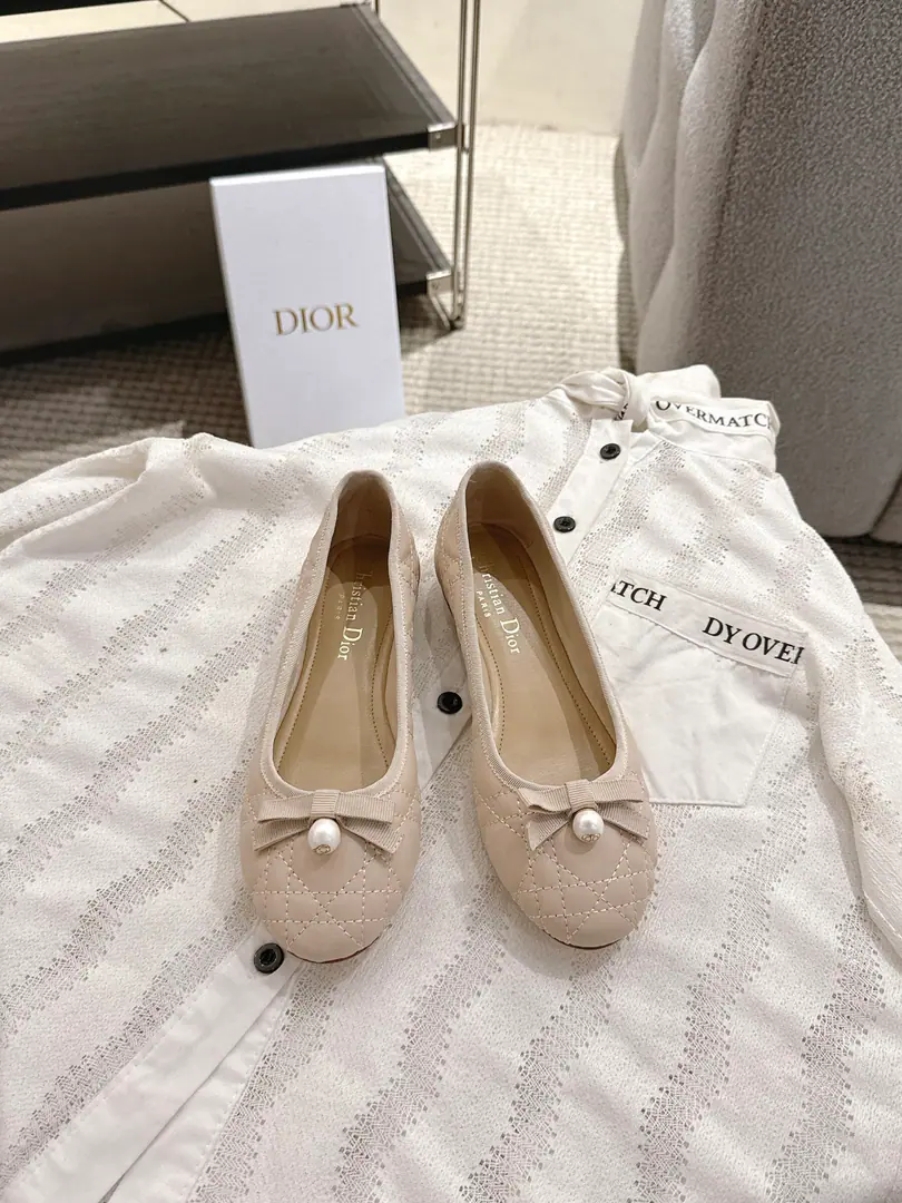Dior｜26The new ballet shoes in early spring. NewDIORPearls, the diamond ballerina.🩰 Good boy.～ The classic Diotengrass elements of ballet shoes. The bow of the bow is added.CDThe pearl design is fine for details. A girl's got to be comfortable. It's really great. size: 35-42（40, 41, 42I'll make sure I don't change it.）