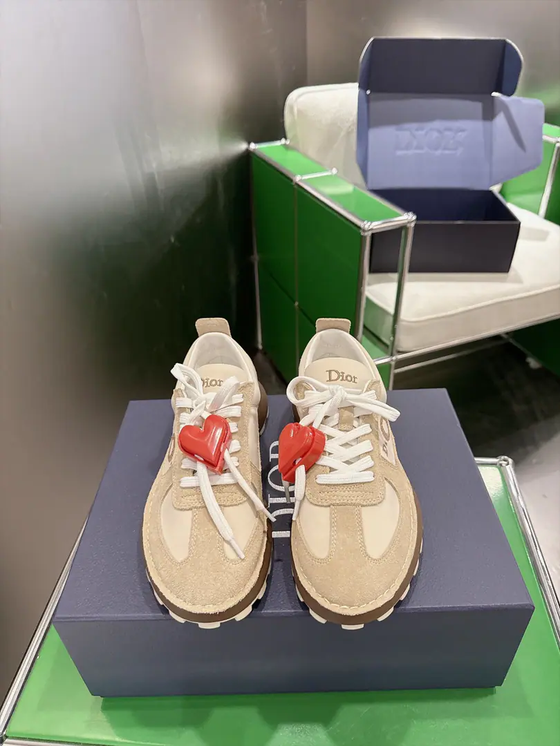 Append60（k )Dior Dio.Squash Thick, low-lying, leisure shoes. Sports shoes‼️ This Jonathan.·Anderson. (Jonathan Anderson) It's a design. Dior Squash The sneakers use the surface of the shoe to sew structures., Show a modern face., It's cozy and fashionable., Chan Dior The factory's brilliant shoe-shoes.. Soft and air-eating cow leather with long-lasting nylons and light shoes., Comfortable design can be a great way to upgrade the style.. Subject: Cow leather., Technical fabric Refried.: Technical fabric, The leather shoes and the tongue and the heels. Dior Sign sided by Dior The embroidery low-straps open the back. CD Ti La RingPU The middle end is a galaxy pattern.TPU It's outside the dent. It's carved. CD Mark Codes: 39-45