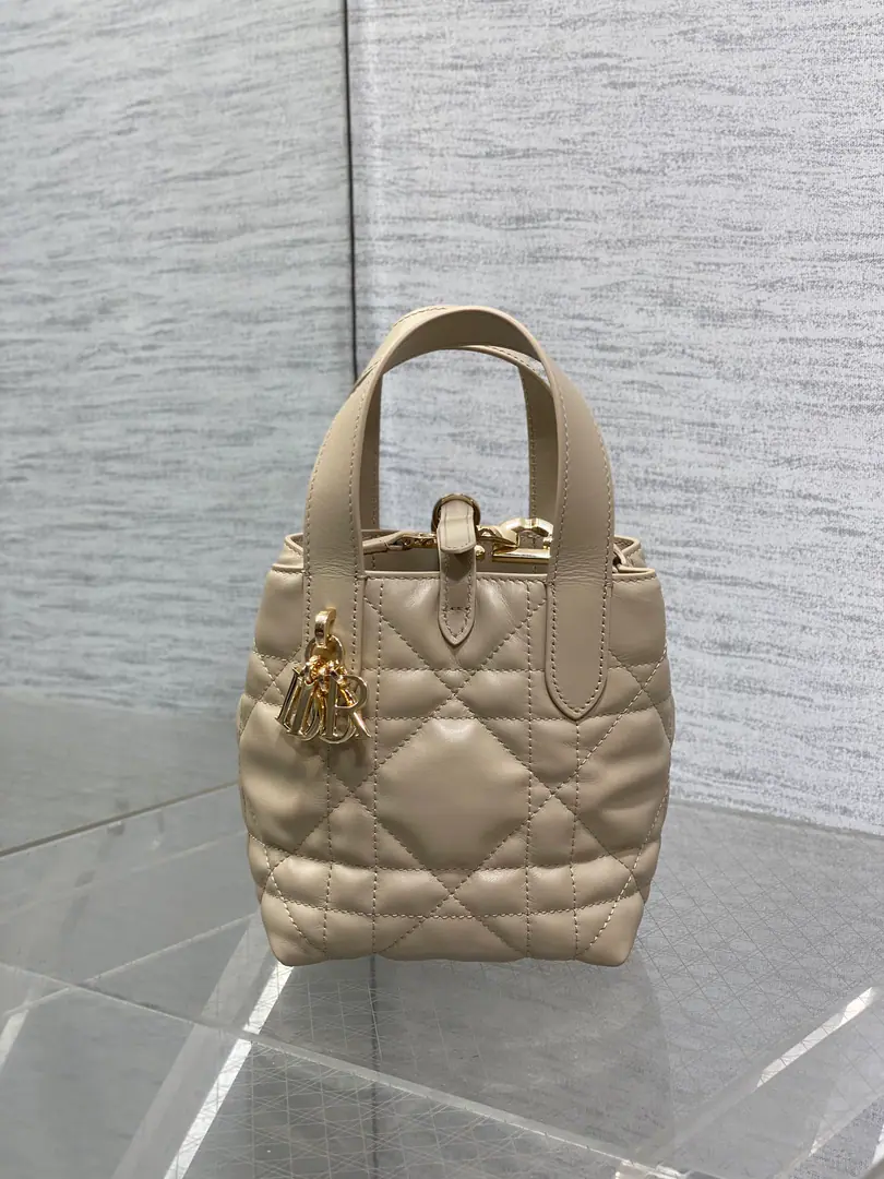 Apricot.‼️ ToujoursThe "Message" series., The basket's been upgraded., Capat value bag, Take a good look at it., Super-dig., Combining classic letters with accessories, Morden's fashion is perfect., The body is very soft., The calf's skin is full of high quality., Not a single-leg button., - With a long shoulder., Full functional score, And the capacity is very high.nice, The daily travels can be put down. size:13*12*15cm 6834 0010