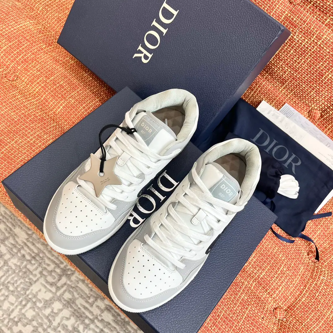 2023ss Dio* Dio. B57Series Couple money.CDOld Fa-Spin. Leisure sports shoes ‼️Top Version🔝Original purchase development for sale👍🏻 This Dior.B57Sports shoes, It's carefully crafted using grey and white smooth cow leather., Sides are in rice and black.ObliqueMark sign, Shoe tongue., Shoes under and behind the backs, so as to improve the tone with a variety of features., And the perforated details., The artery and rubber plate are more of a charm for the motion of its sports style., It's a mix of costumes., ♪ Make a fine one ♪. 😋 💜Fabulous.: Original custom-made cow skin+ObliqueEmbrace 🔘Uchi.: The original import is in the air. 🔘Shoes under the sole.: Original OpenTPUGroup Bottom 🔘Bottom: NYO3cm 🔘Codes: Women35-41 Men38-46 （Women41, Men38.46Make a no-refund order.）