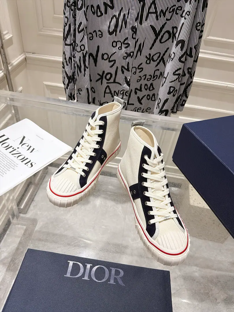 Top Quality Dior26ssSummer's new money is a bunch of old flowers and canvass. The high-end canvass with the loosely tuned ancient culture., The classic shell-shelled shoe head is a stylish gang., Collapse synthesizing design clearly., The classic old flower element is inflamed into the lightly lavish style., The straps are all designed to be sexual.. Shoe.: The canvas./Embroidery Uchi.: Bullskins. Otsumi!: Original version to open size: 35-45Code（Women40, Men45Code custom is not to be changed） He's tall.: 3cm