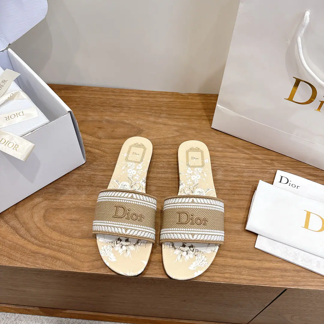 The factory price is flat. - It's a game. Dio. Dior 2026Spring and summer, the new girl's shoes. CDLetterlogoStereo-decording A pair of big, jelly-colored slippers. Market Top Version Material:The original shoe-faced, high-temperature water-melted cotton electrocution technology is a silky piece of fabric.+In the skin of the sheep.+Italy is a big-ass country. Packaging: Every pair of shoes. size: 34-43（34.40.41.42.43You're gonna have to do it or not.）