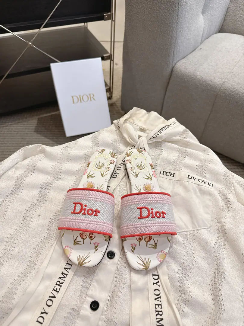 Top version run price Floor Dror2023♪ Spring and summer ♪ CD•Ms. Dio has a long-term embroidered slipper. Christian Dior has always been a gorgeous and elegant noun., In fashion, the top of the world.👍 Especially worth mentioning.: A salivation.✨Pattern, Re-presentChrstian DiorOne of the precious symbols.✅ Original version*Full package More than 100 colors. ◽️Shoe.: Top-of-the-line embroidery cotton cloth. ◽️Uchi.: Import of sheep skin ◽️Otsumi!: The original is really leather. ◽️Codes: 35-41 (41Do it.) ⚠️⚠️⚠️Because of the color., Individual colours to be ordered, No, no, no, no, no.