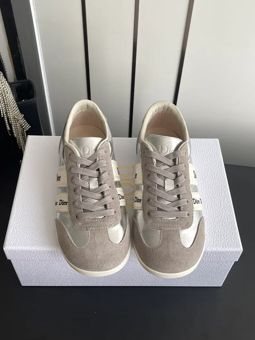 🏧𝐃𝐈𝐎𝐑The Dior's new paragraph is wearing fashion and sports shoes. The original purchase development is carefully prepared！The shoes are in double-coloured cow leather. I'm not sure. Dior Emblem belt In the present, we salute the classics. J‘Adior Design I'm gonna put a graphic style and a high profile on my shoe. I'm so proud of you.. The flour imports the sheep's skin.+High-swipe revelry. The inside sheep.+Technical fabric The original exclusive is the bottom of the story. Codes: 35-42（40.41.42Do it.）