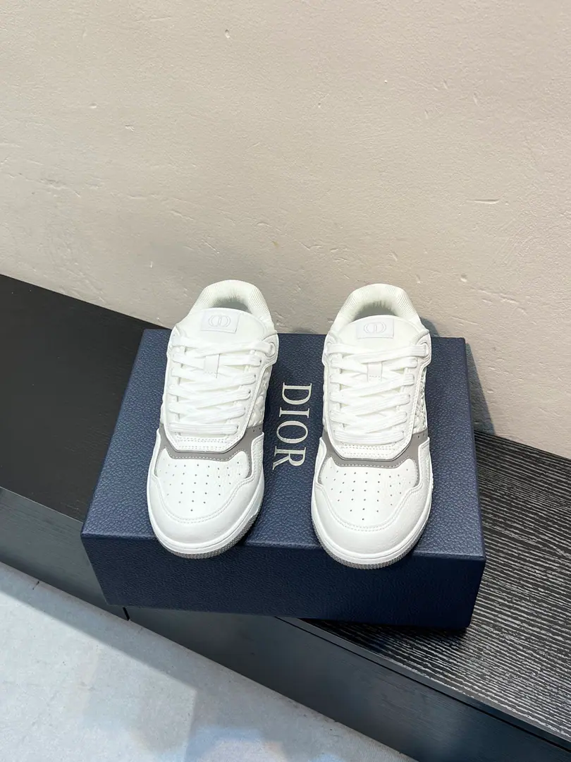 DiorDio.B27Series Couple money. Old flower. Stone tattoos. Leisure Sports shoes Shoes. Original procurement development Make the goods. This one. B27 Low-band sneakers are the newest in the series., Continue Dior The classic style of the. Made with white and gray smooth cow leather, The side is white. Oblique Galaxy Leather Motion. “CD Icon”The shoes are so beautiful and so delicate., Double rubber soles., The back end of the shoe and the heel have branded details., Raise the tone. It's a lot of fashion., It's a color for the different models.. Send a cabinet for fine packaging🛍📦 ▪️Fabulous.: Original custom-made cow skin+ ObliqueOld bouquet. ▪️Uchi.: Customize the air inside. ▪️Otsumi!: Original OpenTPUGroup Bottom ▪️Bottom: 2CM ▪️Size: Female size35-41 Men38-46（Women41 Men45 46Do it.）