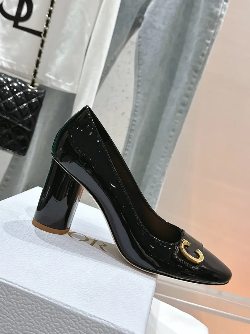🏧𝐃𝐈𝐎𝐑The new high-end series of Mary Jane's shoes. The star is the same.CDLetterlogoThe hardware button. Top Quality！ Material: Importing cow paints Rigs.: In the pyramid. Shoes under the sole.: Italy is a big-ass country. Original Open-Fixed Metal Bumper He's tall.4CM/8CM size:35-40 [40.41Custom]