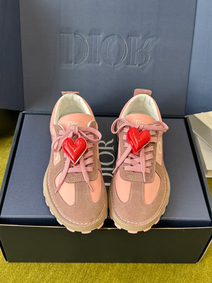 DiorDio. Latest Squash Thick, low-lying, leisure shoes. Sports shoes （Append➕60） This one.Dior Squash The sneakers use the surface of the shoe to sew structures. Show a modern face. It's cozy and fashionable., Chan Dior The factory's brilliant shoe-shoes. Soft and air-eating cow leather with long-lasting nylons and light shoes. Comfortable design can be a great way to upgrade the style. Shoe-faced cow leather. Inside technology. The leather shoes and the tongue and the heels. Dior Sign sided by Dior The embroidery low-straps open the back. CD Ti La RingPU The middle end is a galaxy pattern.TPU It's outside the dent. It's carved. CD Mark Codes: 35-40（40Do it.）