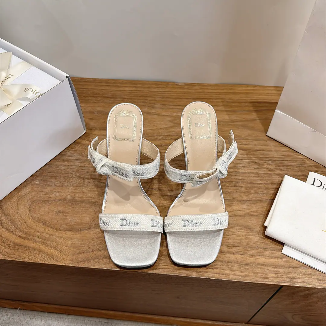 Aircraft box Plant prices J'ADIOR Dio. Dior 2026 Spring and summer, the new high-end series.DentelleButterfly Weavers. The star is the same.CDLetterlogoA 3-D embroidery with a tanning sandal. Market Top Version Material:The shoes are green and hot water soluble with the fabrics and the technical fabrics.+In the skin of the sheep.+Italy is a big-ass country. He's tall.: 9.5cm size: 34-43(34.40.41.42.43Customize or not change）