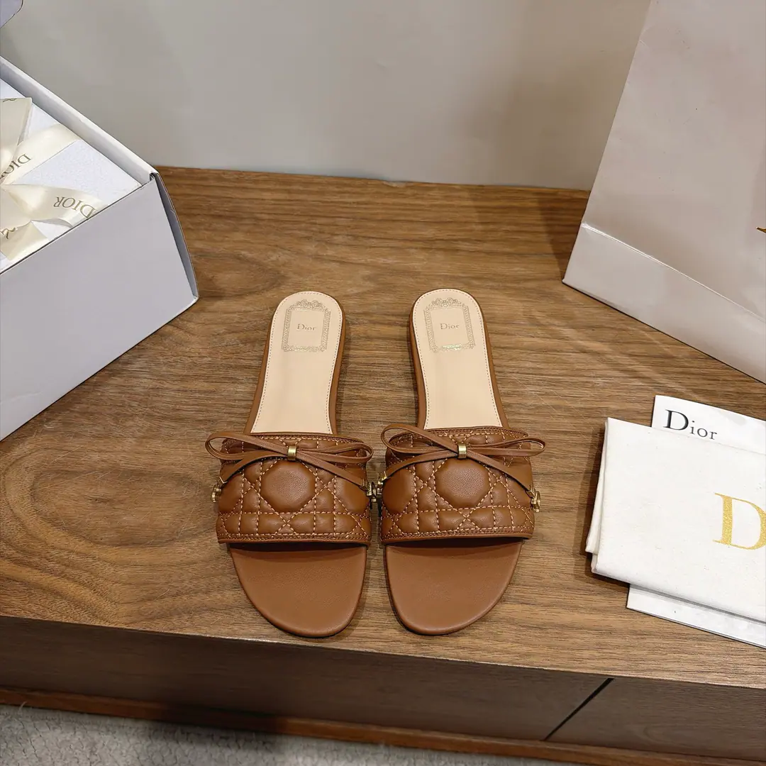 Aircraft box Plant prices:Floor Dio. Dior 2026The early spring new money. CannageThe vine-twilighted electric embroidery and the word-trapped butterfly swags. CDLetterlogoThe hardware is rounded up and the sandals are empty. Market Top Version Material:I'm a mixed-skinned goat.+In the skin of the sheep.+Italy is a big-ass country. He's tall.:Flat size: 34-43(34.40.41.42.43You're gonna have to do it or not.）