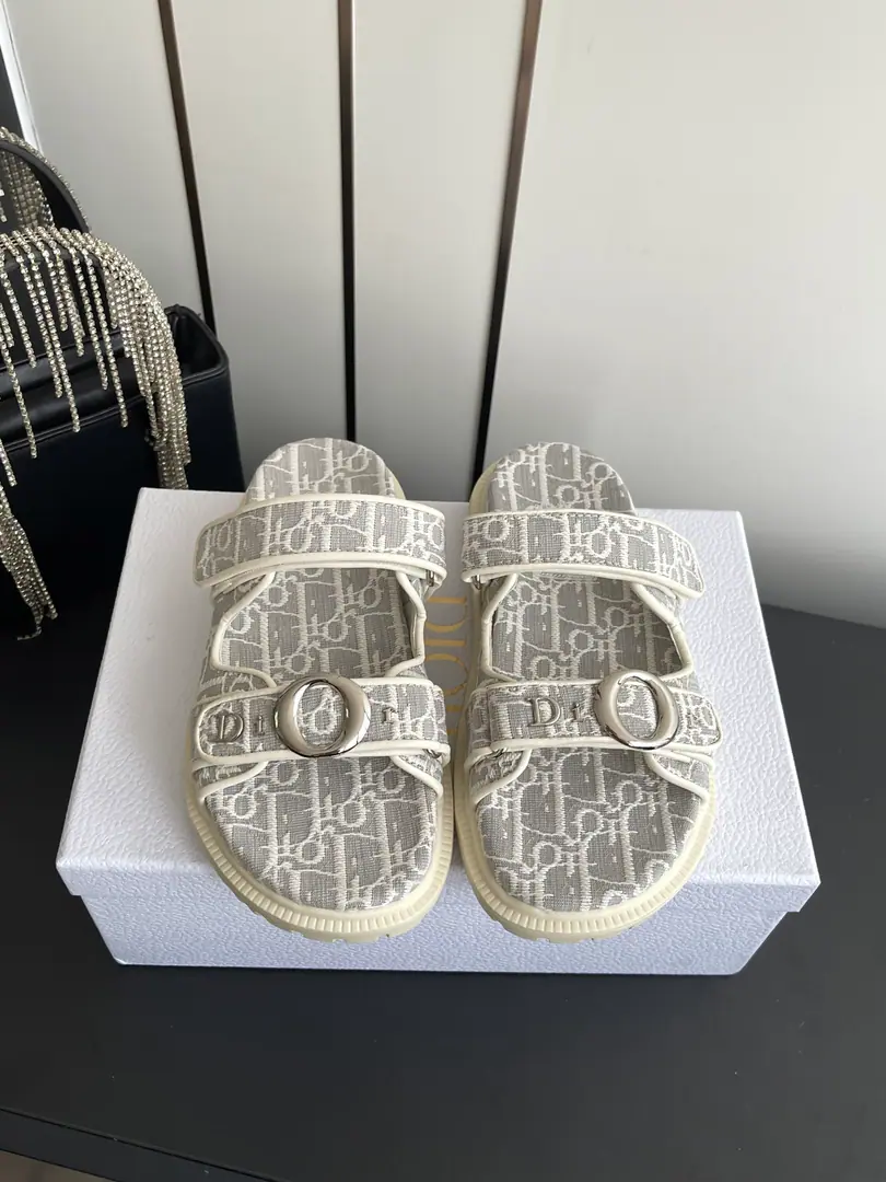 🏧𝑫𝑰𝑶𝑹 The new magic of Dior Springs during the summer with sand sand sandal sandal sandals.～ Classic A pair of feet., Use extra light., Comfortable special fabric making. The shoe-faced straps are magic-plugged., Metals in goldDHome.logoMark. It's a mix of different shapes., Show me the way to the Mortenian.. Comfortable 100%.！Nice foot., It's a hundred.💃🏽 ✔Shoe.: Original import of head-level cattle skin ✔Uchi.: Import of sheep skin ✔Otsumi!: OriginalTPUSlipboard Base ✔Codes: 35－41 (40/41Make a reservation.)