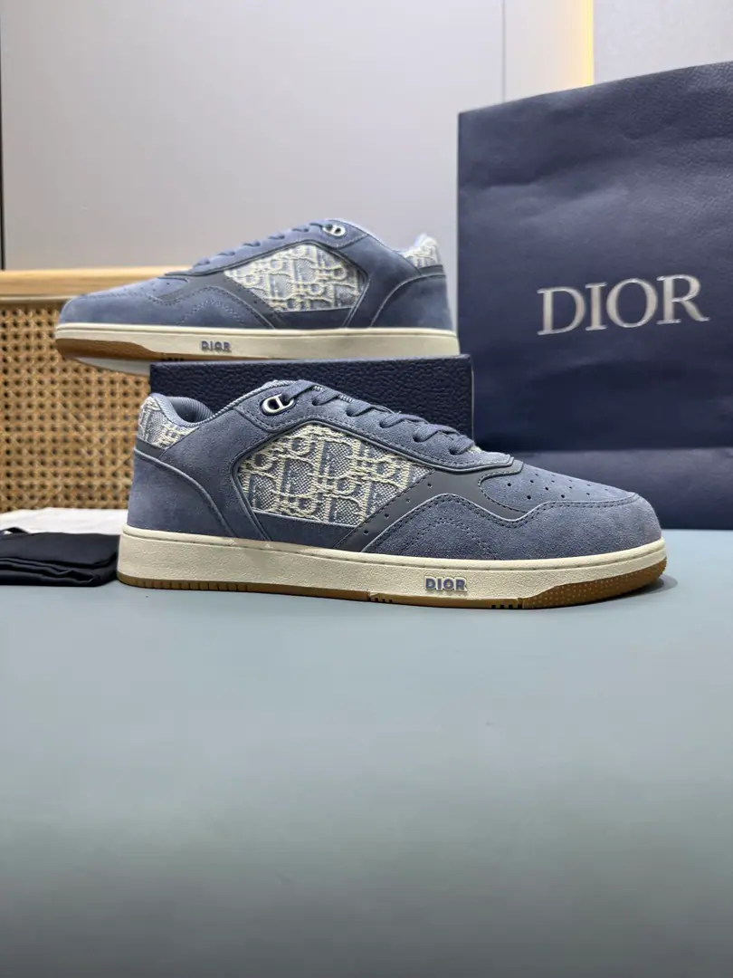 Couple money.👫Plant price, 24New top version of the paragraphDio* Dio.B27The latest shoe, the sneakers. This one. B27 Low-band sneakers are the newest in the series., Continue Dior The classic style of the. It's carefully crafted using smooth cow leather., SidesarkOblique Pamphlet. “CD Icon”The shoes are so beautiful and so delicate., Double rubber soles., The back end of the shoe and the heel have branded details., Raise the tone. It's a lot of fashion., It's a color for the different models.. * Smooth cattle leather. * The back of the shoe.“CD Icon”Mark * Shoes under the soles and heels.“DIOR”Mark * Tie the joints.“CD Icon”A hole eye. * The fabric of the net eye. * White and brown rubber outside. * Side stitching structure * With dustproof bags and spare shoe belts * Ruler Standard, It's recommended to be purchased by normal shoe code. * Size: Women35-40.Men39-46（Men38.46.47I'll make sure I don't change it.）
