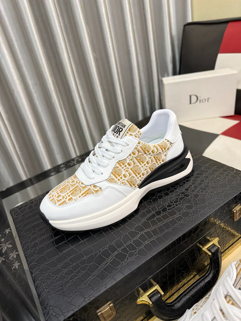 Get out of the factory.⌚️⌚️【Dior】Dior's leisure shoes., Use imported cattle skin pressure to match brand fonts, The back and the cow's skin are high., In the sheep's skin., It's comfortable., Easy., Original, head starter., Official Network1: 1, The bottom of the private model., Codes38One. ️⃣Colour Optional