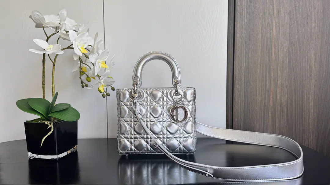 Four silvers.‼️ LadyDaphne 4x4 series, Spring and summer's latest color., Qing-Cing's new style🆕, With the latest letter shoulder belt.😋, And even more., Letter Distribution5A commotype letter D I O R ❤️ size:20*8*17cm 6604 0001
