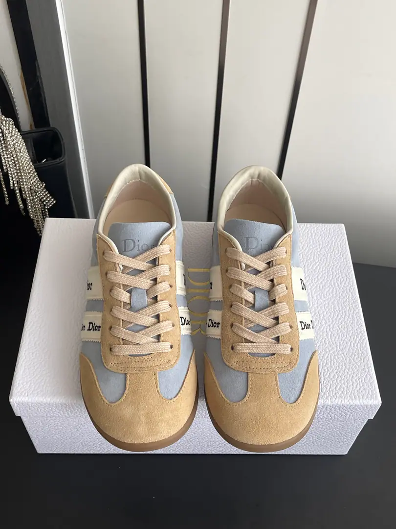 🏧𝐃𝐈𝐎𝐑The Dior's new paragraph is wearing fashion and sports shoes. The original purchase development is carefully prepared！The shoes are in double-coloured cow leather. I'm not sure. Dior Emblem belt In the present, we salute the classics. J‘Adior Design I'm gonna put a graphic style and a high profile on my shoe. I'm so proud of you.. The flour imports the sheep's skin.+High-swipe revelry. The inside sheep.+Technical fabric The original exclusive is the bottom of the story. Codes: 35-42（40.41.42Do it.）