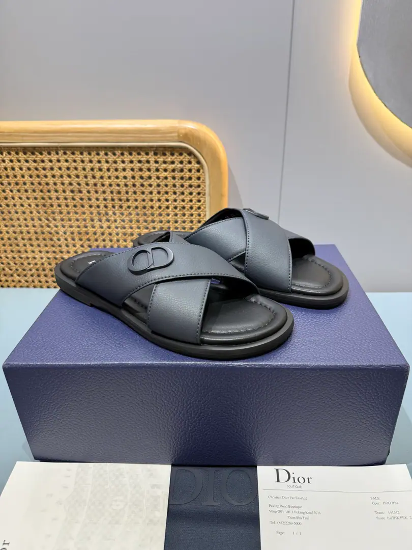Men👨🏻Plant price, New paragraph 🆕Dior Aqua A man's slippers are elegant and leisurely.. - I'll take a D.～Ash CD Diamond Reconstruct the canvas., Inspired by the... Dio～Archives. Match“D”Signs and commo-tone bottoms, It's easy to match shorts or jeans., Make a fine shape.. Codes: 39-46 (46I'll make sure I don't change it.)