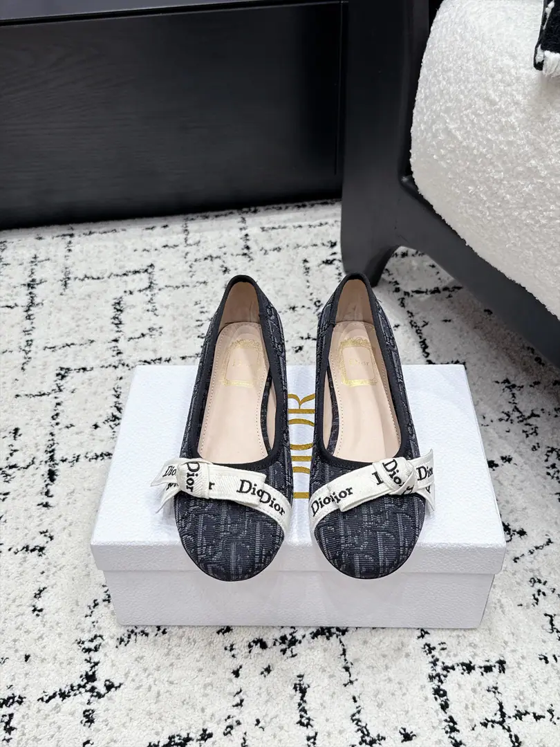 Dior Dio. 26/The new butterfly will be a pair of heels in the spring and summer. This one. J'Adior Muller's shoes are from Jonathan.·Anderson. (Jonathan Anderson) I'm grateful., Show me the art., To improve the style with fashion.. Elegance round shoe head design, Double Dior A strap in a embroidery band with a flat bow.. It's a fine, elegant and stylish shape.. ✔️Fabulous.: - The old bouquet./Bullskins. ✔️Uchi.: Lamb skin. ✔️Otsumi!: Italy is a big-ass country. ✔️He's tall.: 3.5cmLeft and right ✔️Size: 35-41 （40 41Do it.）