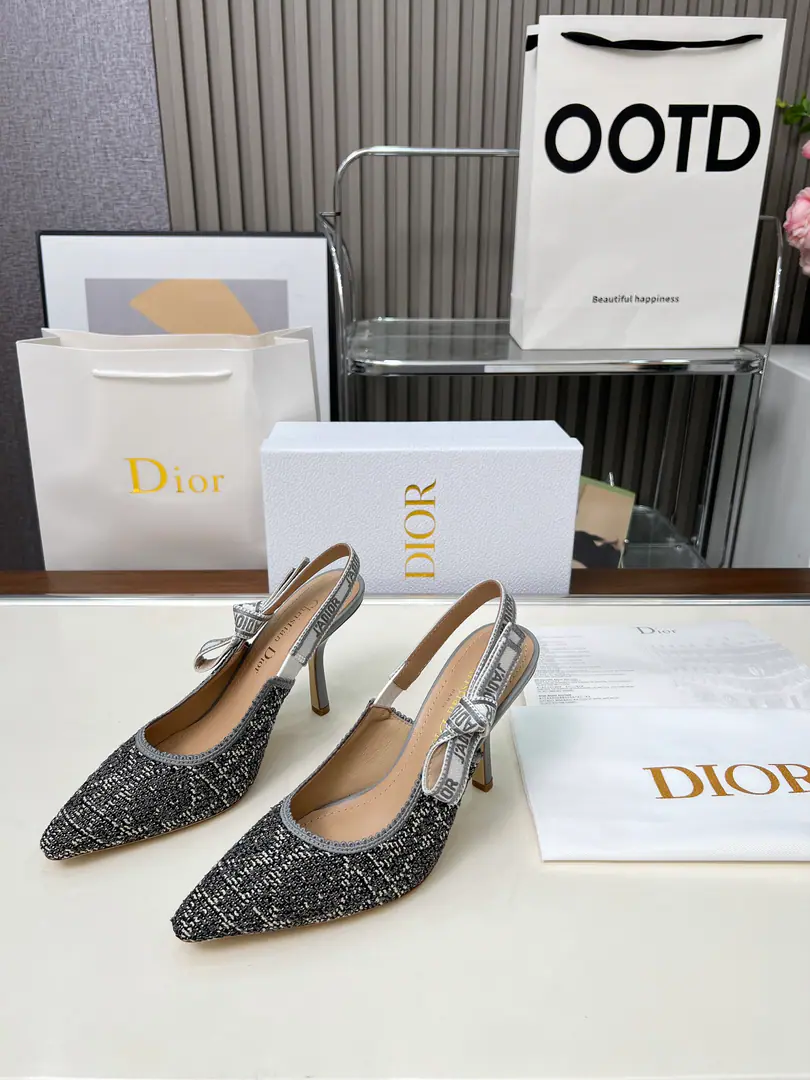 Gum./Python. 🏧𝐃𝐈𝐎𝐑Dio. - A embroidered heels. Embroidery LetterlogoSkins and sandals. The cabinet has a new picture of the flower embroidery.. Original purchase. Specialized materials. The original one-to-one.！ Original Speculated Environmental Pyrome Shoes In top-of-the-sheep skin.+Pure copper hardware button. Size: 34-43 [40.41.42Custom]