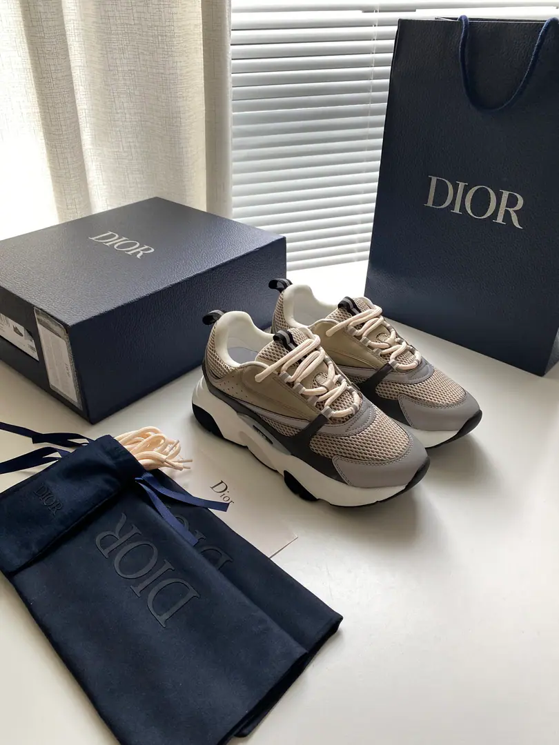 New🆕Section B22 The sneakers are inspired by the retroruns.✅The thick low-band contour is made of gray cow leather and blue and white web-eye fabrics to fit the shoe face., It's a black match., White and blue rubber shoes.. Blue eye-folded shoe tongue and heel support nylon ribbon decorations., Sidesark“Dio～”Logo. It's a sharp contrast to the suit., Add a fashion breath of sports clothes to your appearance. The thick is a lot higher.4cmLeft and right～ Codes: 39-45 Colours: Figure9Colour（High Version）