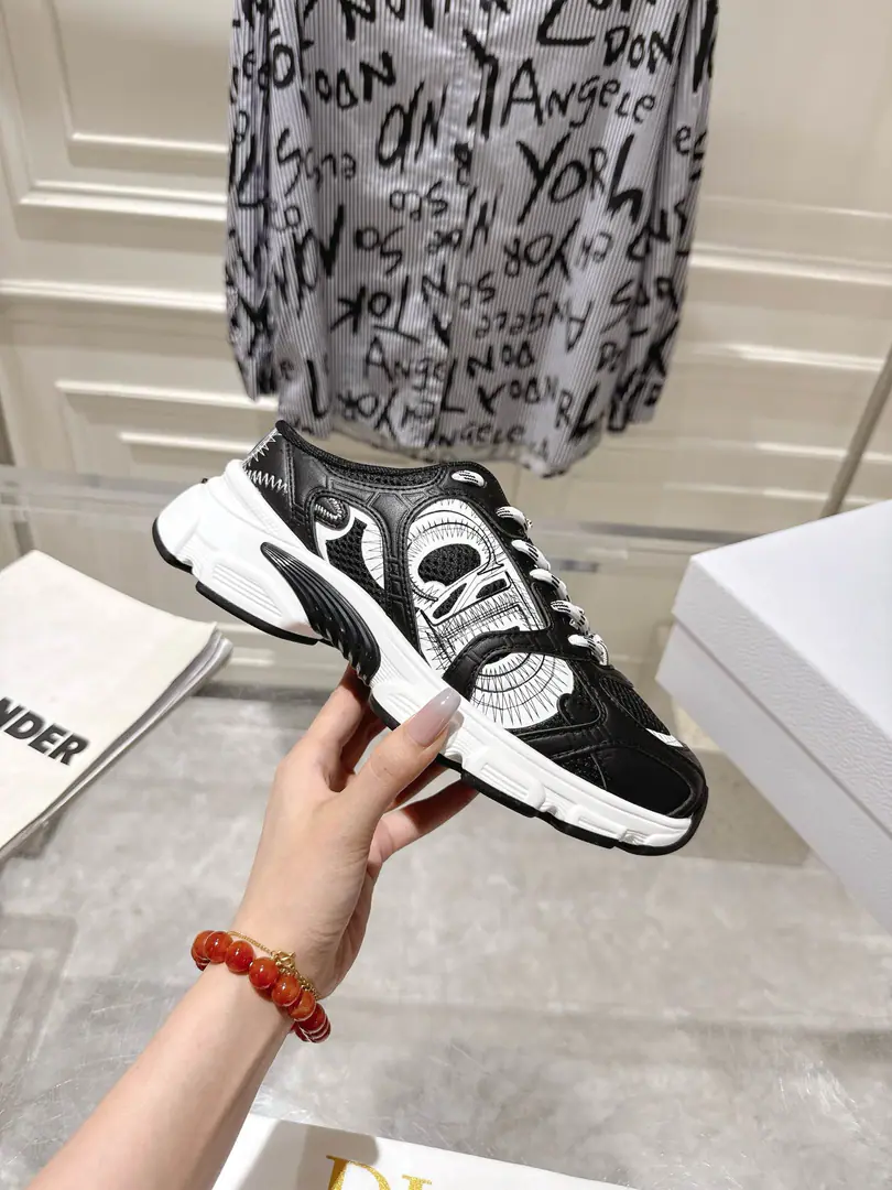 🏧𝐃𝐢𝐨𝐫Top Quality Full New Series Classic.👫Couples with a head tow their leisure shoes. The prototype is a model. The details are welcome. The original shoe face of the grid. It's a nice airnet. OriginalEVAThe soles are so light and soft.！ Male and Female Code:35-45 [Women40.41/Men45Make a reservation.]