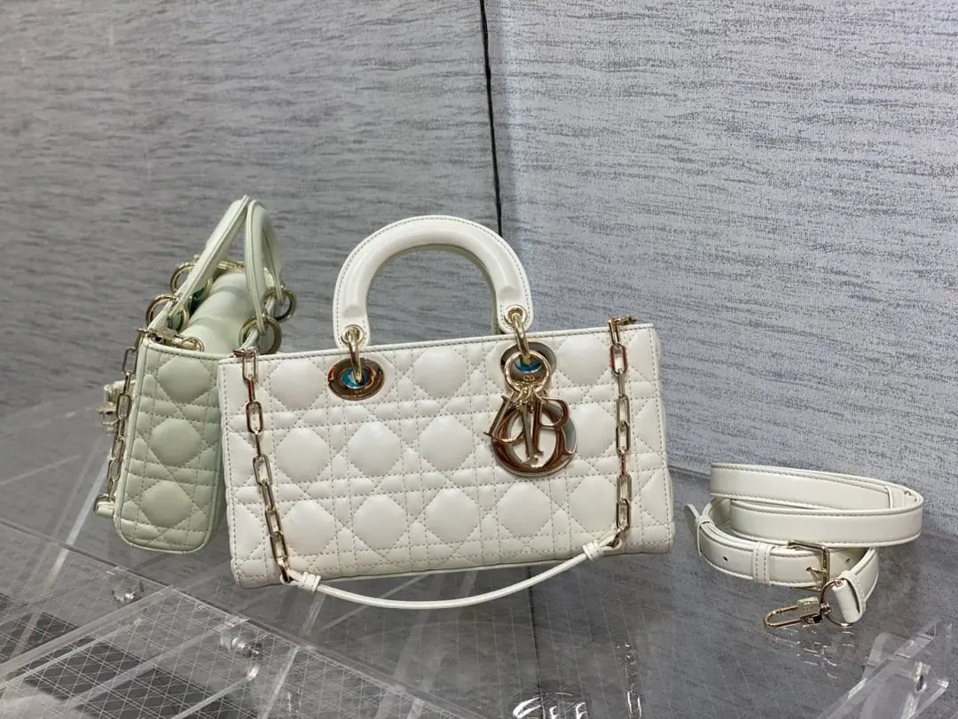 NewD-joyPower returns., The rhythm of the big bang.🔥, Two shoulder belts with the bag., Multiple backsliding.🙋🏻‍♀️, The top is beautiful., The classic diamond design.🥅, It's a nice, fashionable pair of soft sheep skins.🌿 size: 26*6*14cm 9250 0004