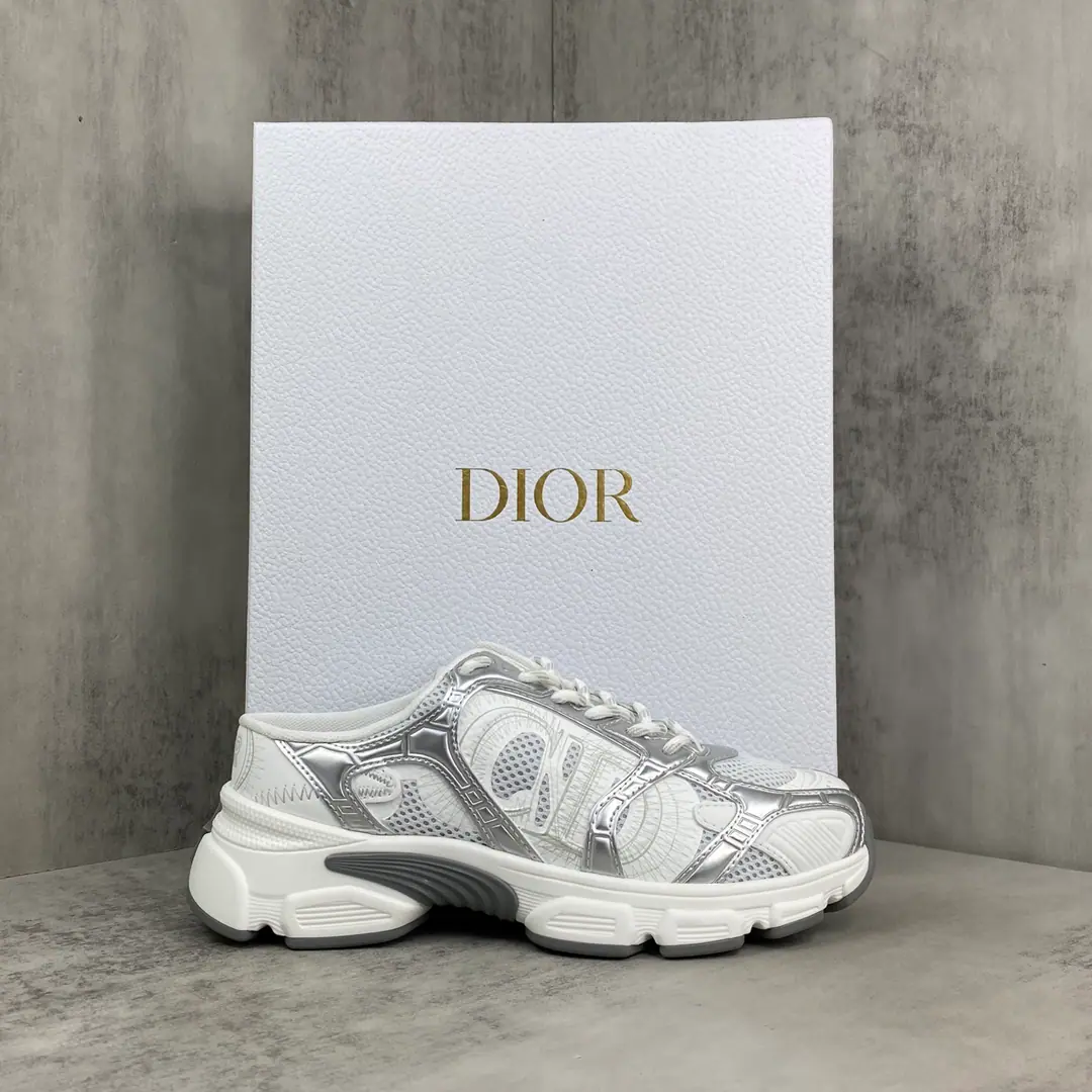 🔥New money up.🔥 Dior Chrono Half-trawling shoes. 25ss New series, By Dior High-end replayed running shoes.. It's made of a fine molded with a gold-coloured and silver-coated leather-pressure effect., On both sides. CD Mark, Star patches and heels on your tongue. Dior Mark, The details are so obvious.. With three-coloured shoelaces., A light shoe bottom with stars., It can create recreational patterns for all seasons. Codes: 35-46